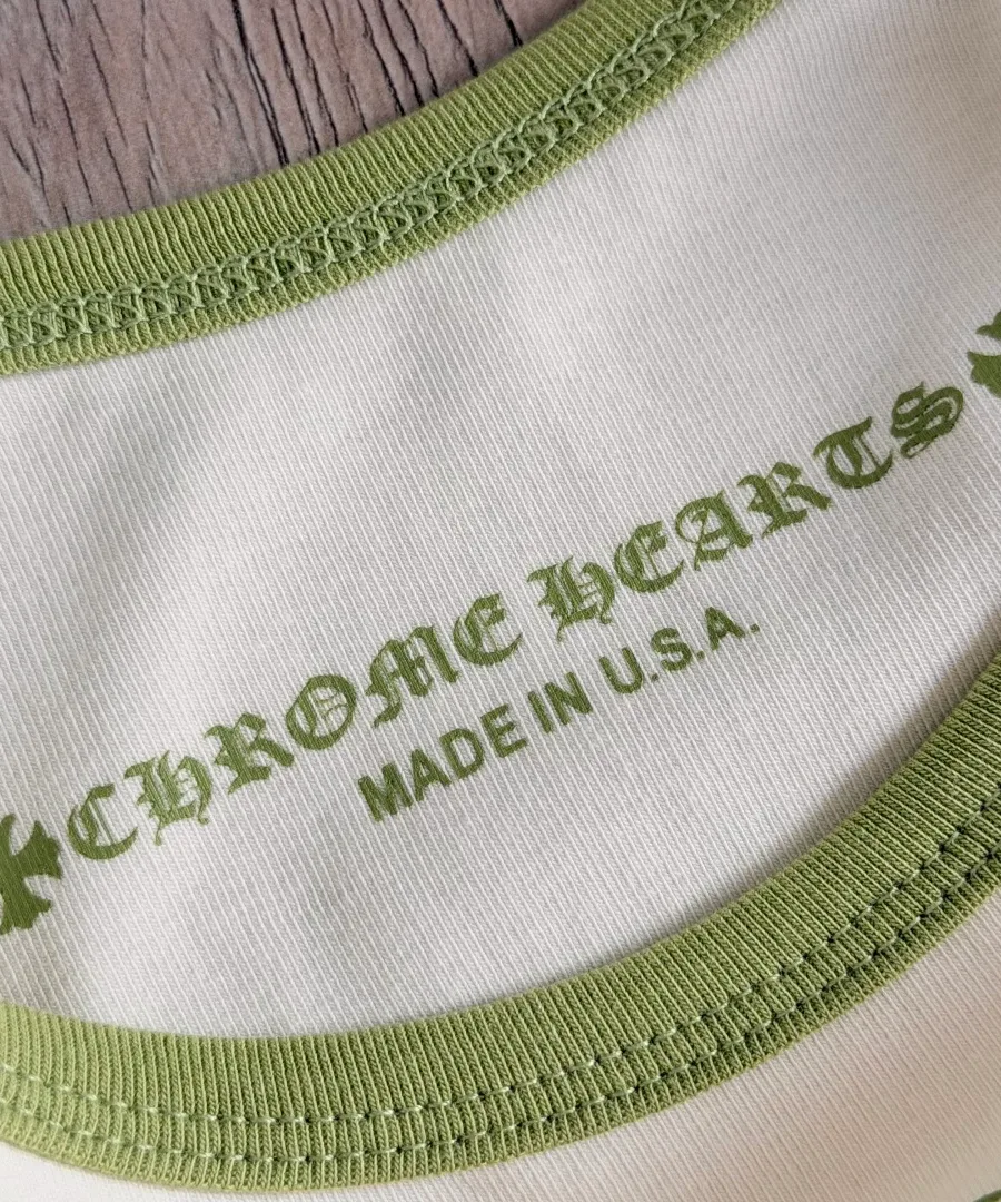 Маркировка бренда Chrome Hearts на внутренней стороне топа