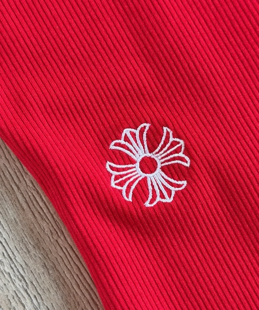Вышивка в виде креста на боковой части платья Chrome Hearts