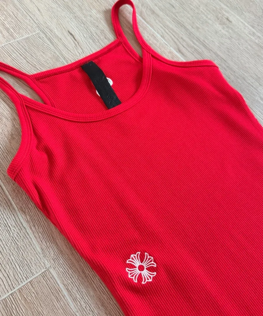 Крупный план верхней части красного платья Chrome Hearts с вышивкой