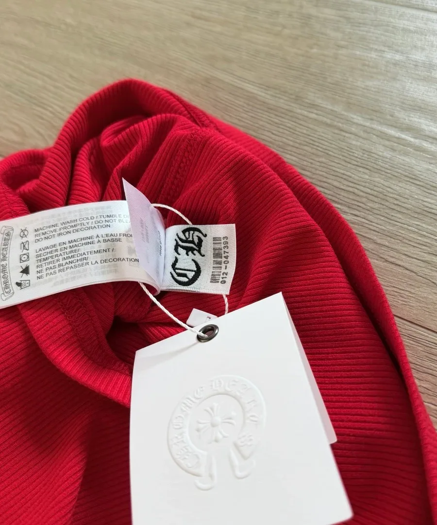Бирка и ярлык на красном платье Chrome Hearts