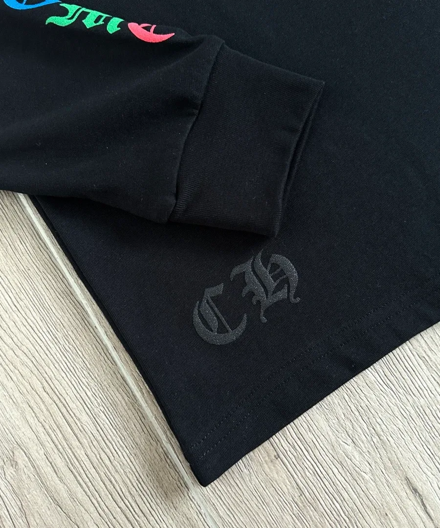 Деталь низа черного лонгслива Chrome Hearts с вышивкой CH