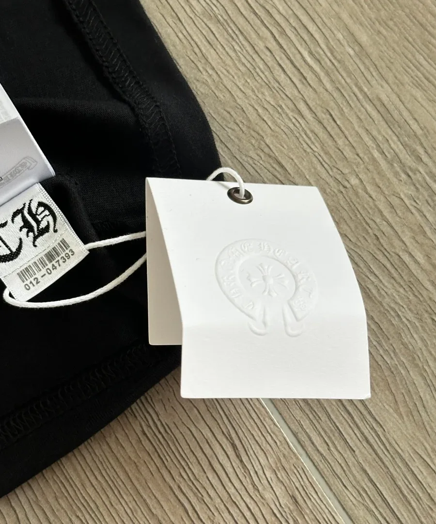 Бирка черного лонгслива Chrome Hearts
