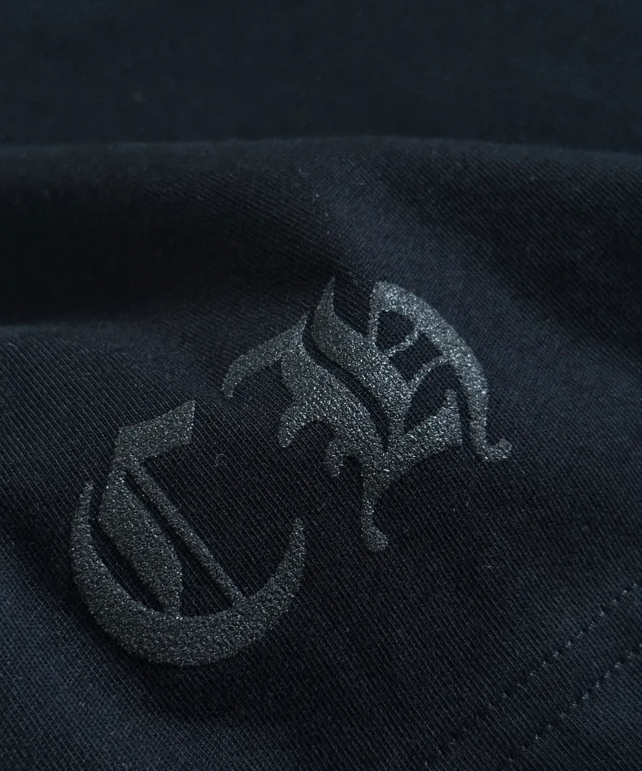 Вышивка логотипа CH в тон на черном лонгсливе Chrome Hearts