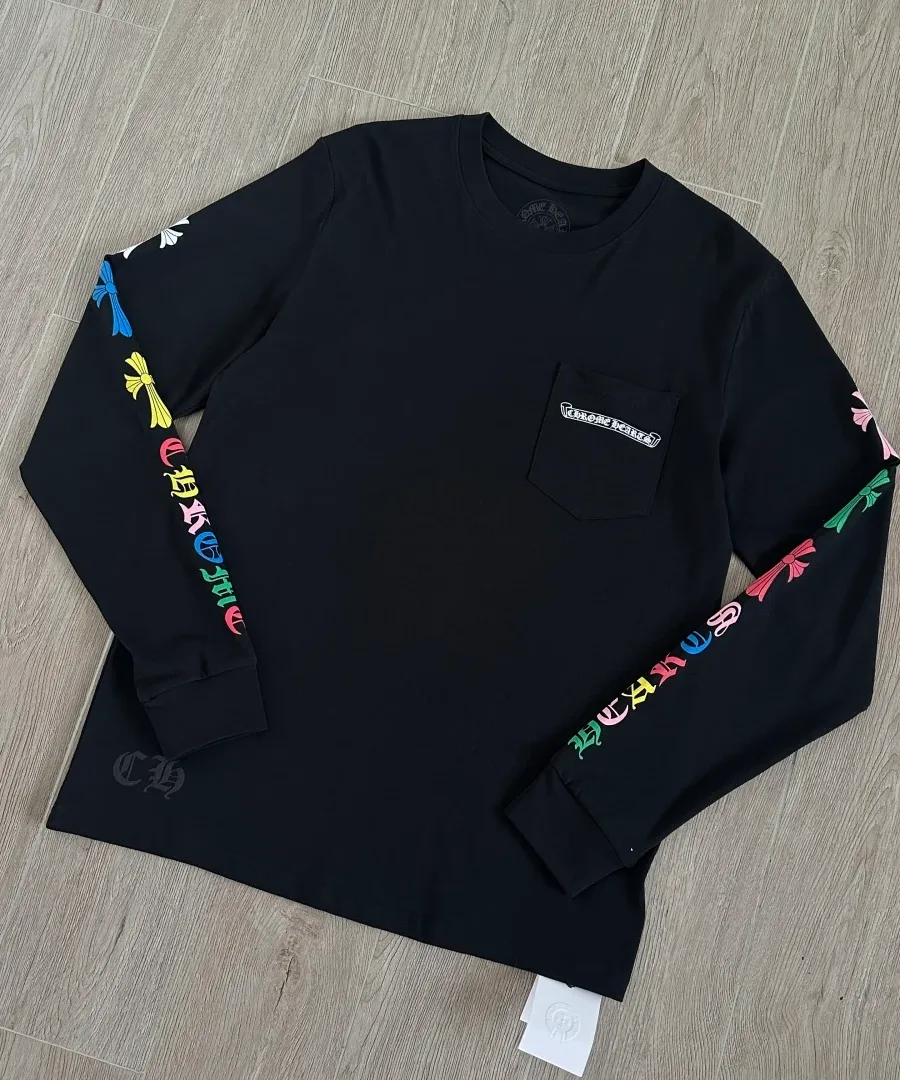 Черный лонгслив Chrome Hearts с разноцветными крестами, вид спереди под углом