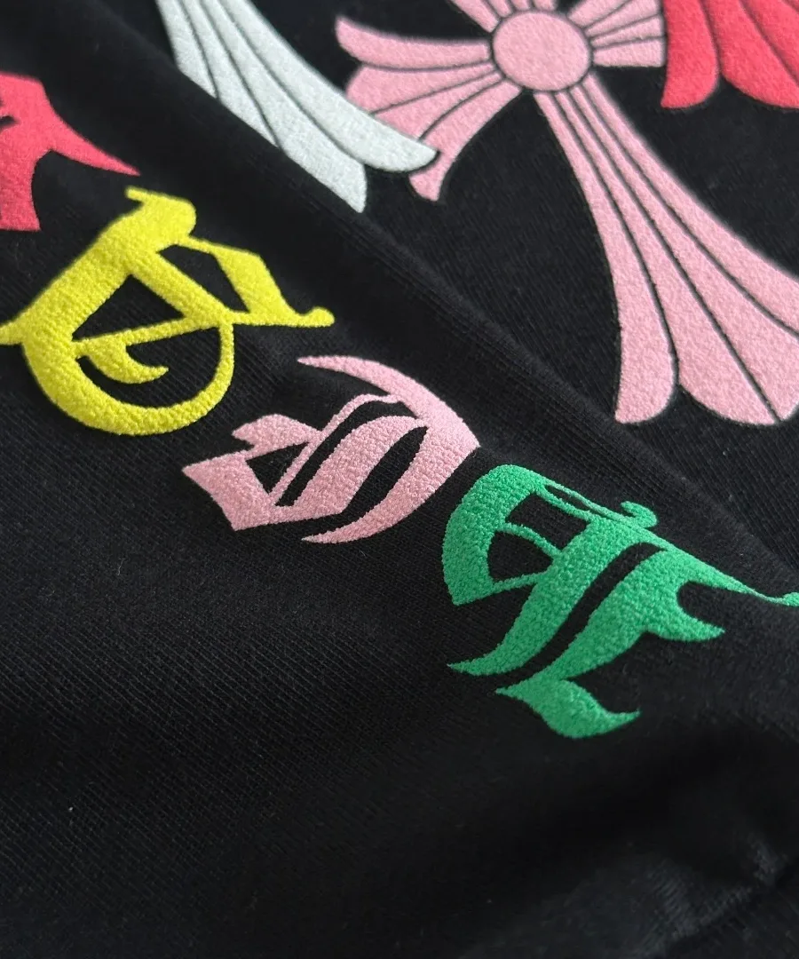 Деталь принта на рукаве черного лонгслива Chrome Hearts