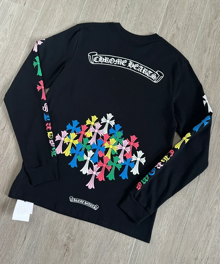 Черный лонгслив Chrome Hearts с разноцветными крестами, вид сзади под углом