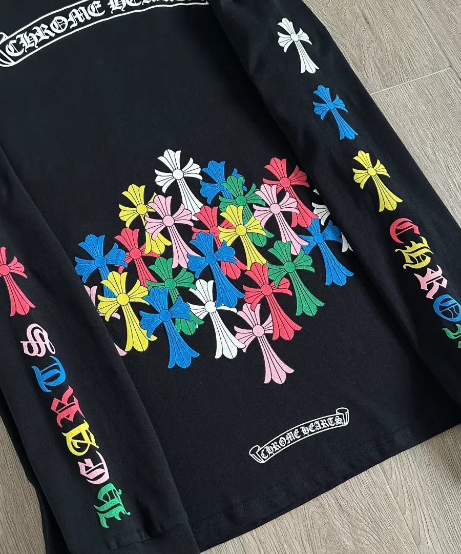 Деталь принта с разноцветными крестами на спине черного лонгслива Chrome Hearts