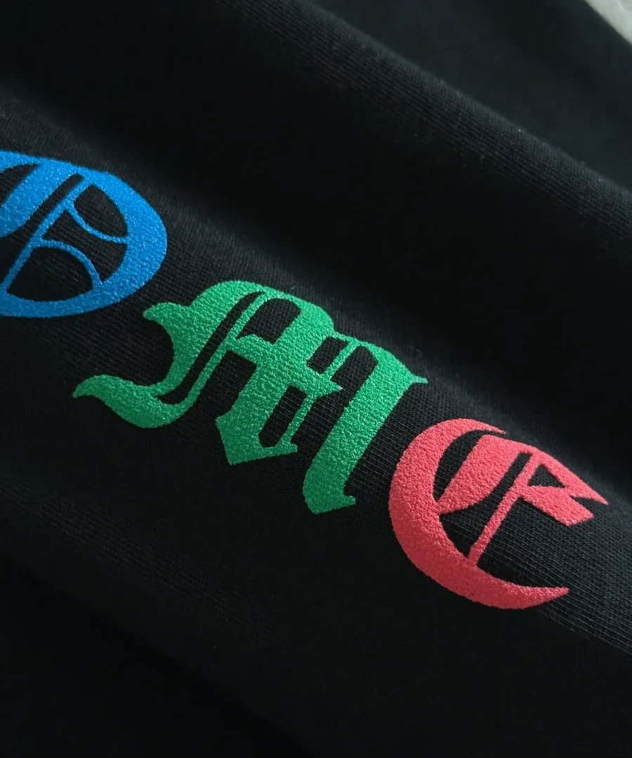 Деталь принта на рукаве черного лонгслива Chrome Hearts