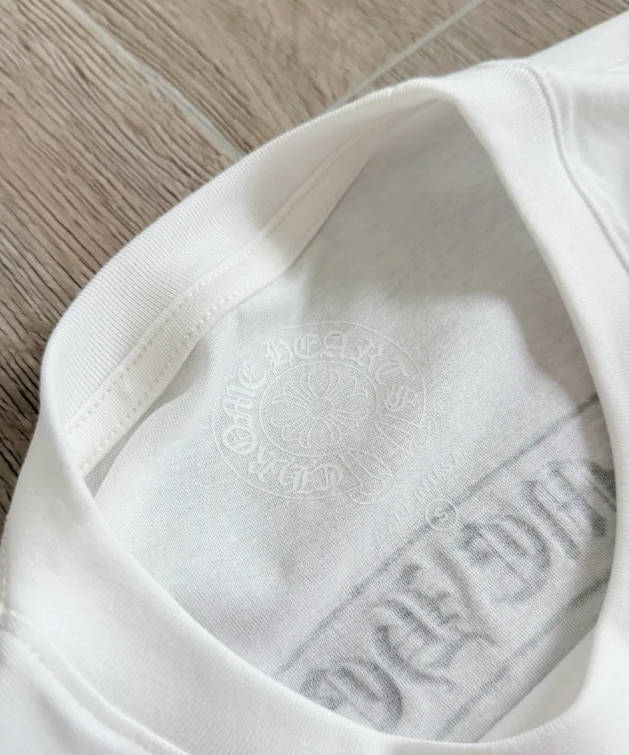 Деталь воротника белого лонгслива Chrome Hearts