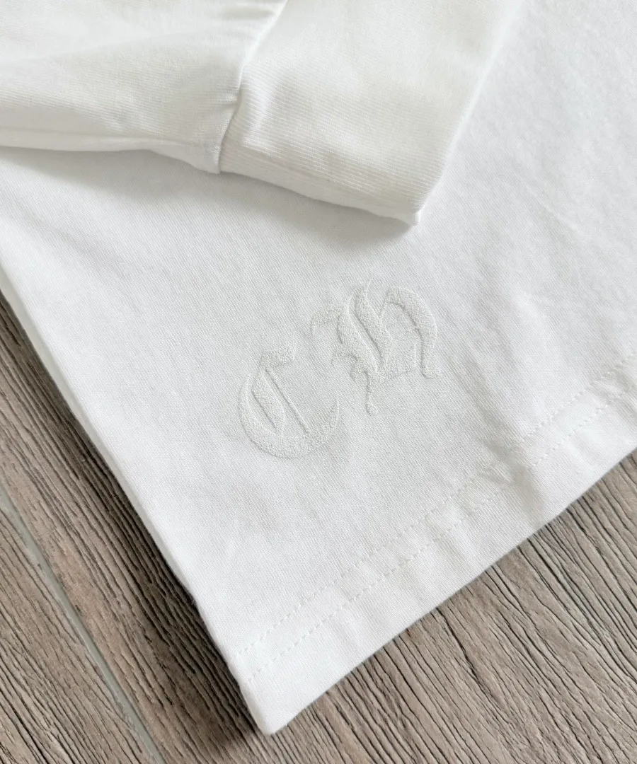Вышивка логотипа CH в тон на белом лонгсливе Chrome Hearts
