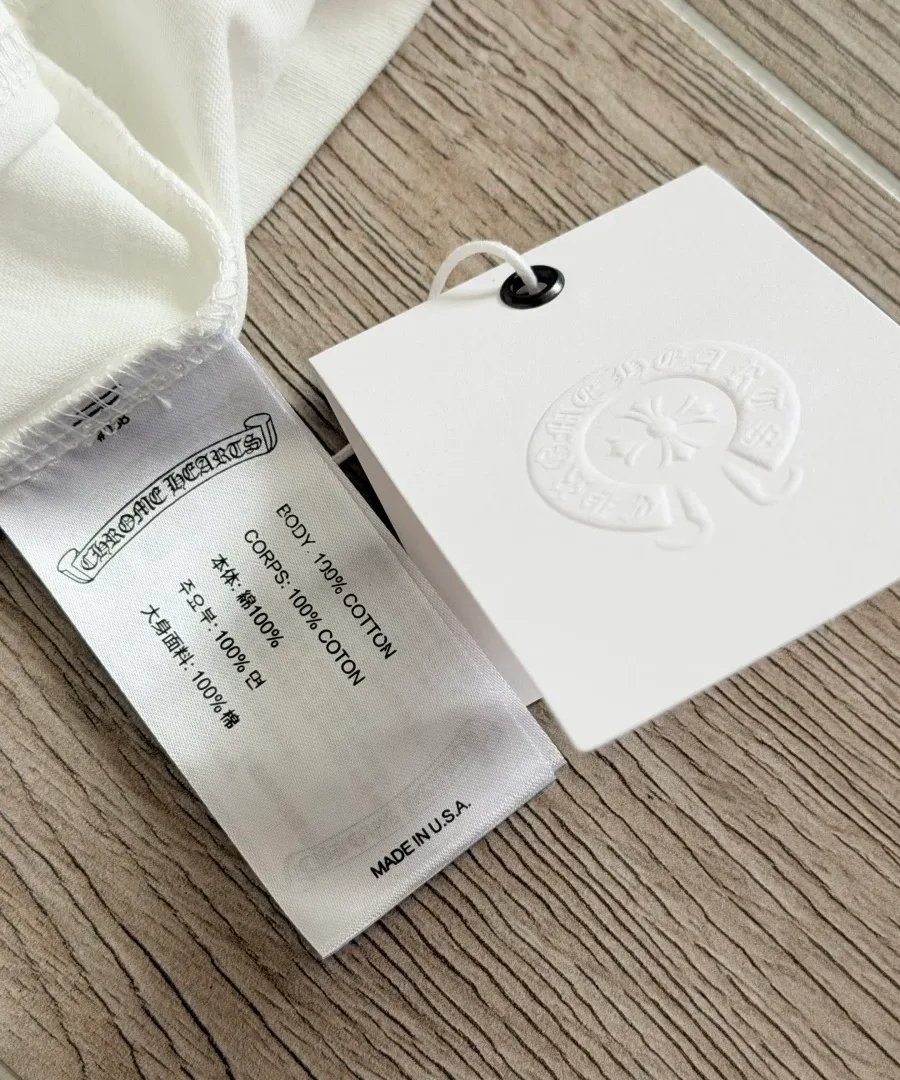 Внутренняя бирка с составом белого лонгслива Chrome Hearts