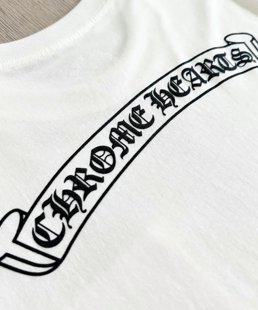 Деталь логотипа Chrome Hearts на белом лонгсливе