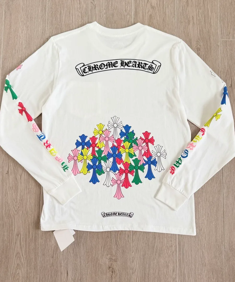 Белый лонгслив Chrome Hearts с разноцветными крестами, вид сзади