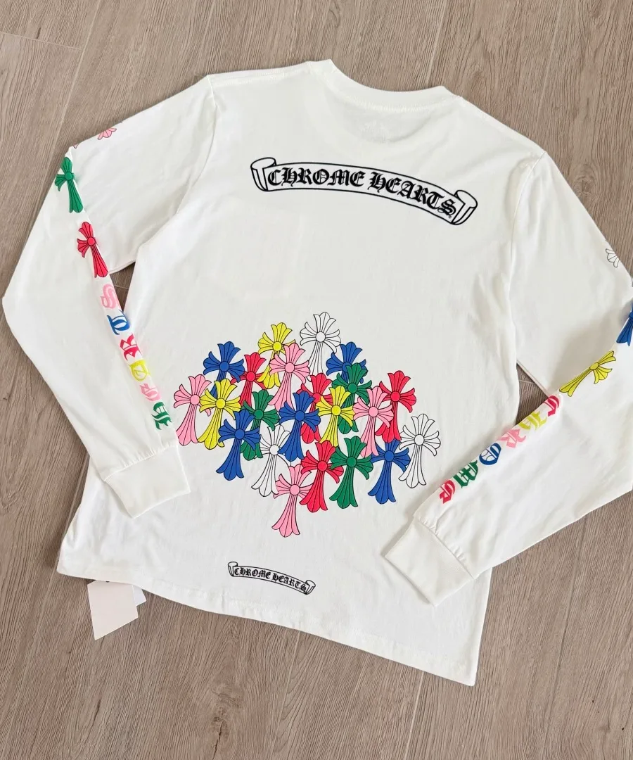 Белый лонгслив Chrome Hearts с разноцветными крестами, вид сзади под углом