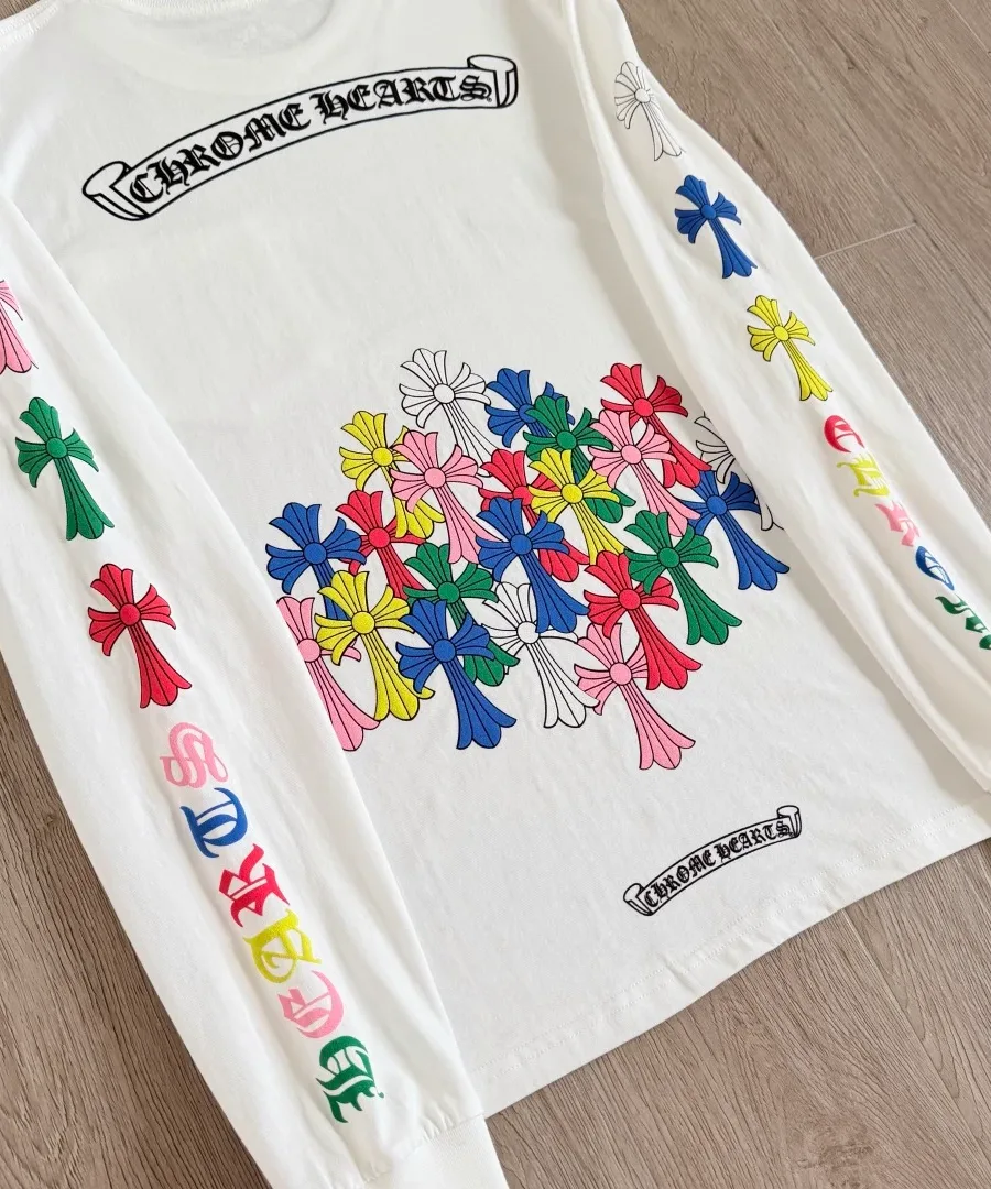 Белый лонгслив Chrome Hearts с разноцветными крестами, вид сзади под углом