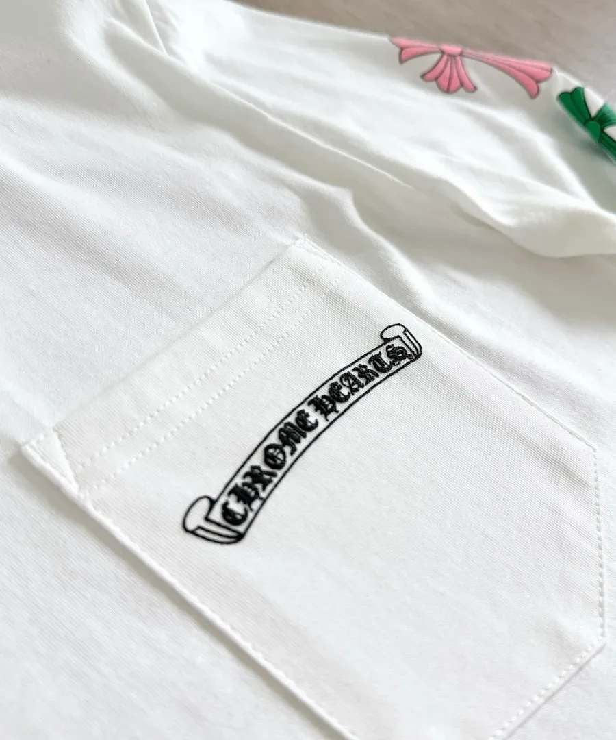 Деталь накладного кармана с логотипом на белом лонгсливе Chrome Hearts