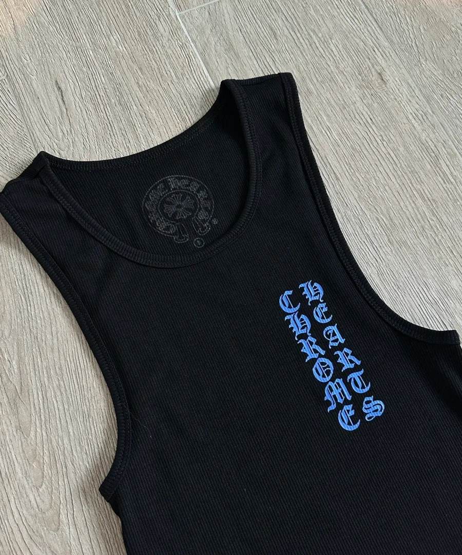 Деталь горловины и принта спереди платья-майки Chrome Hearts