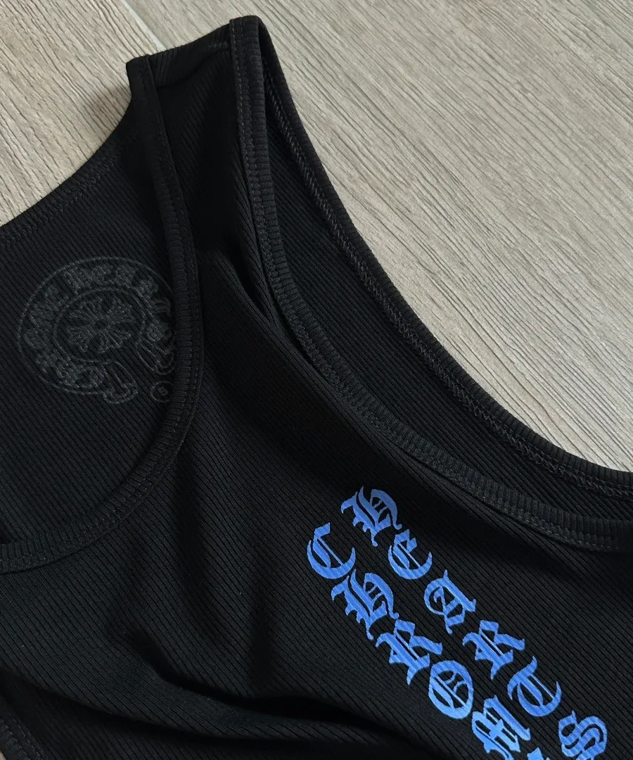 Крупный план горловины платья-майки Chrome Hearts