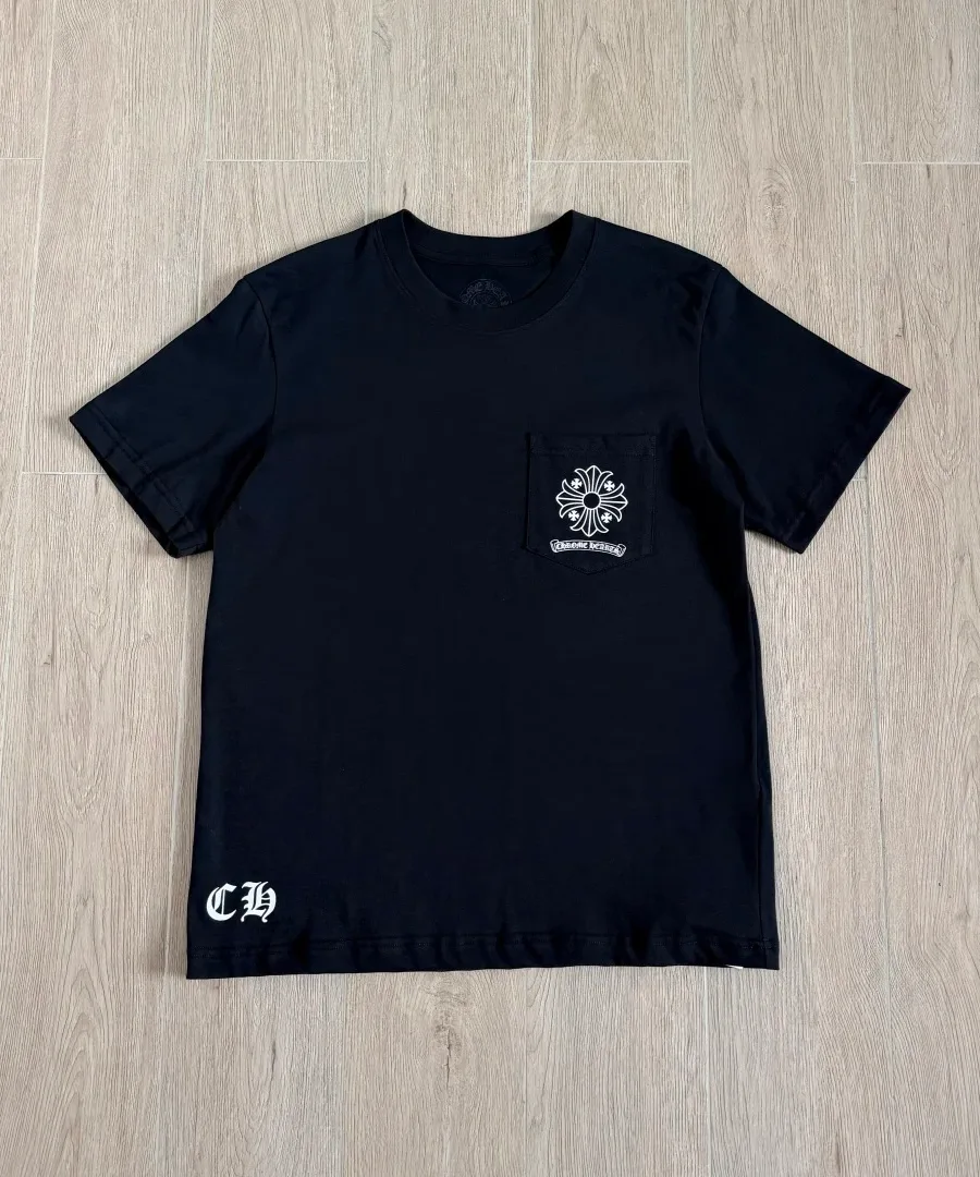 Черная футболка Chrome Hearts с карманом, вид спереди