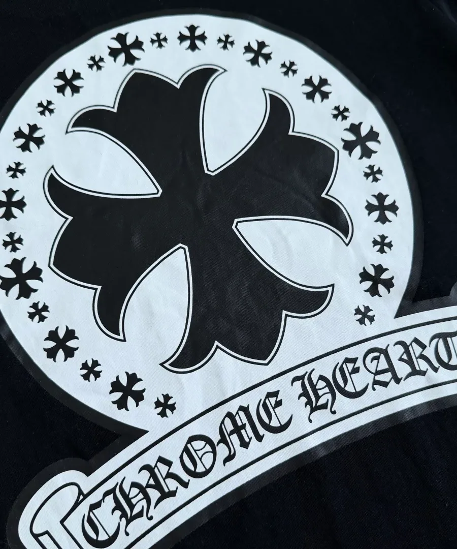 Деталь принта на спине футболки Chrome Hearts