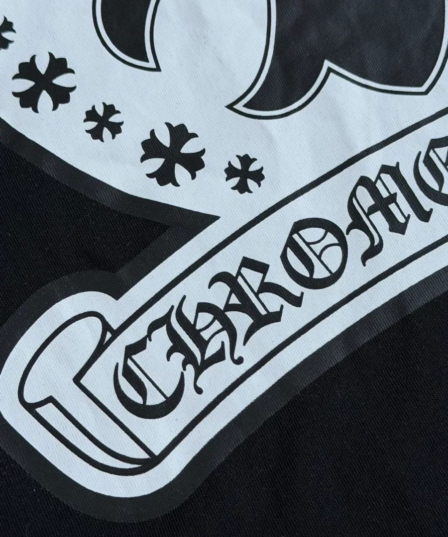 Крупный план принта на спине футболки Chrome Hearts