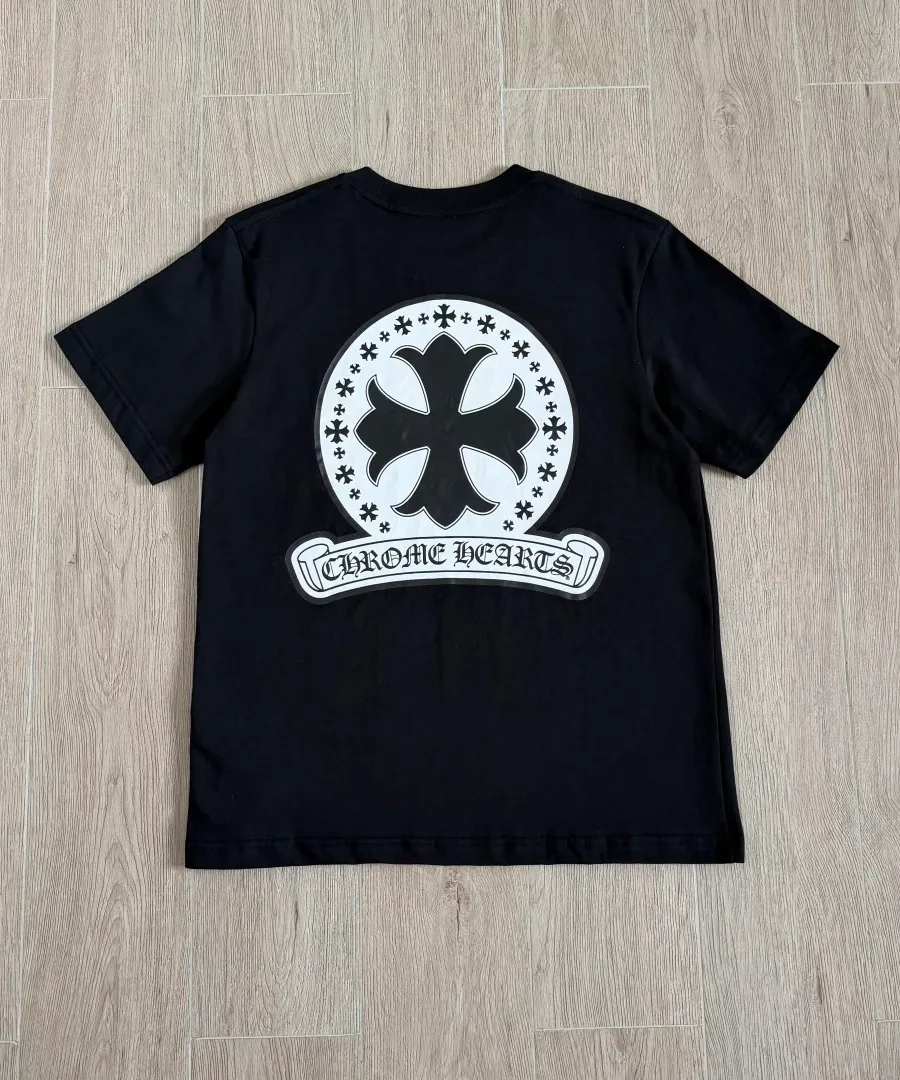 Черная футболка Chrome Hearts с карманом, ракурс