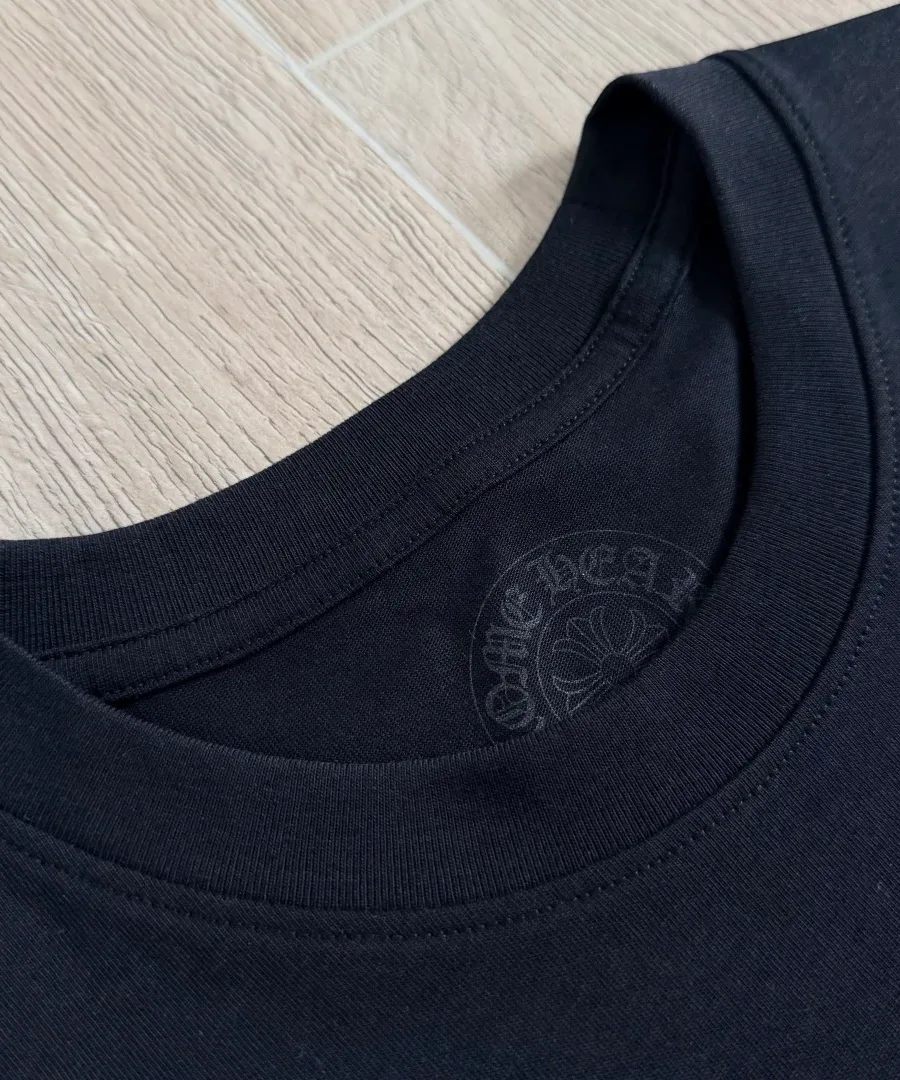 Деталь воротника черной футболки Chrome Hearts