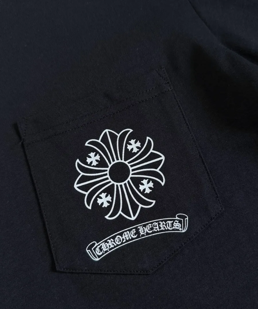 Накладной карман с принтом на футболке Chrome Hearts