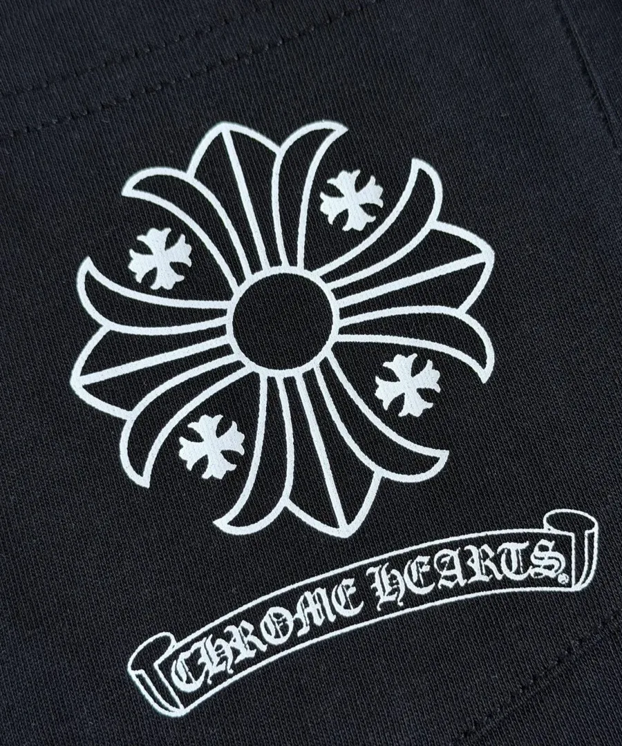Крупный план принта на кармане футболки Chrome Hearts