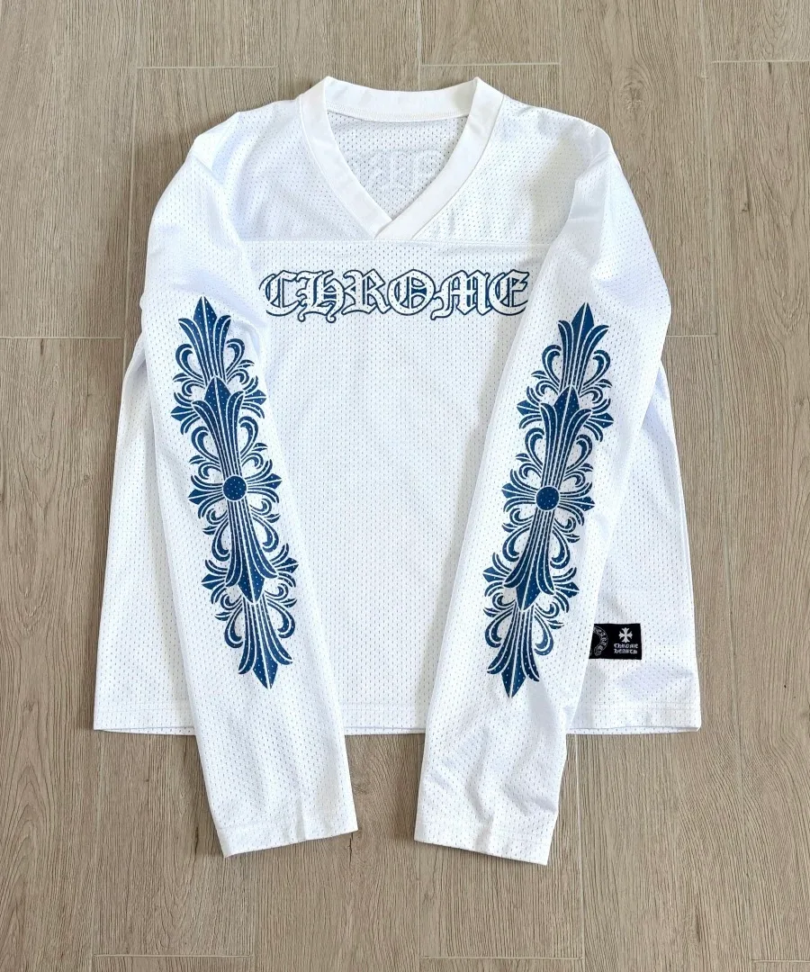Белый сетчатый лонгслив Chrome Hearts с синими принтами, вид спереди