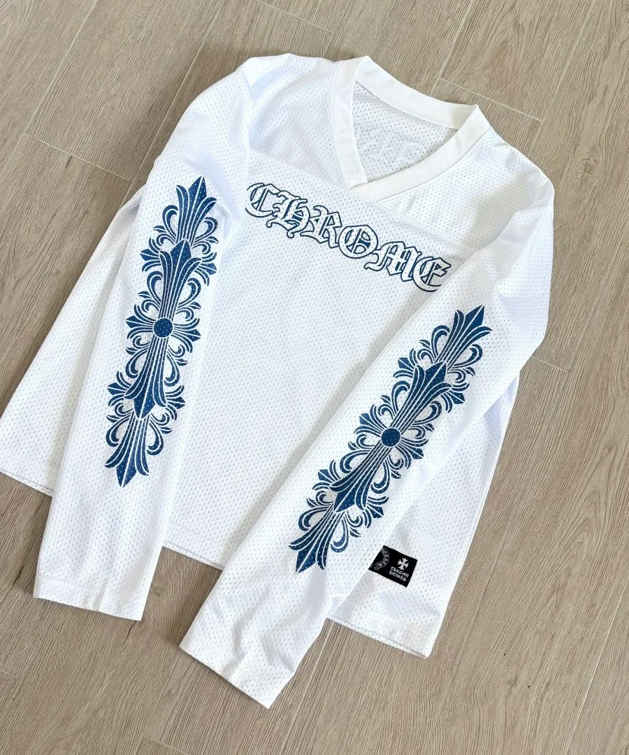 Белый сетчатый лонгслив Chrome Hearts с синими принтами под углом