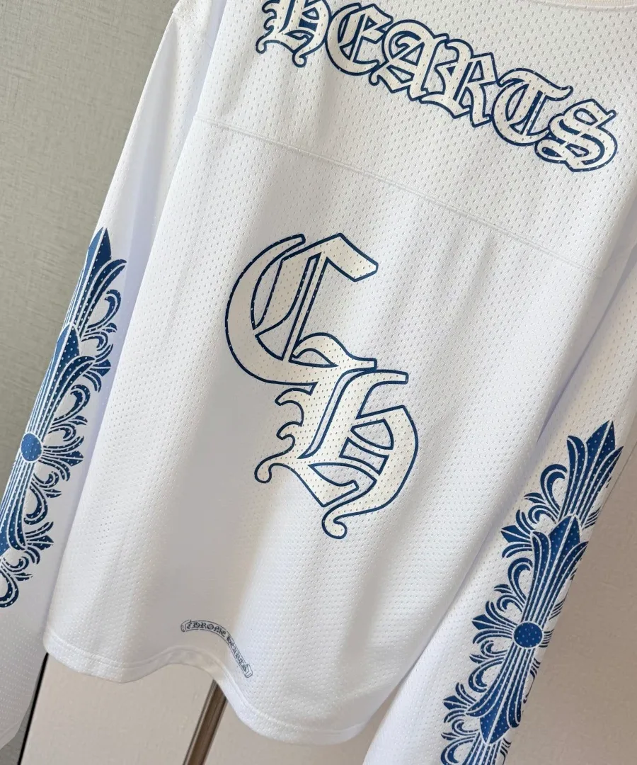 Вид сзади под углом на белый лонгслив Chrome Hearts