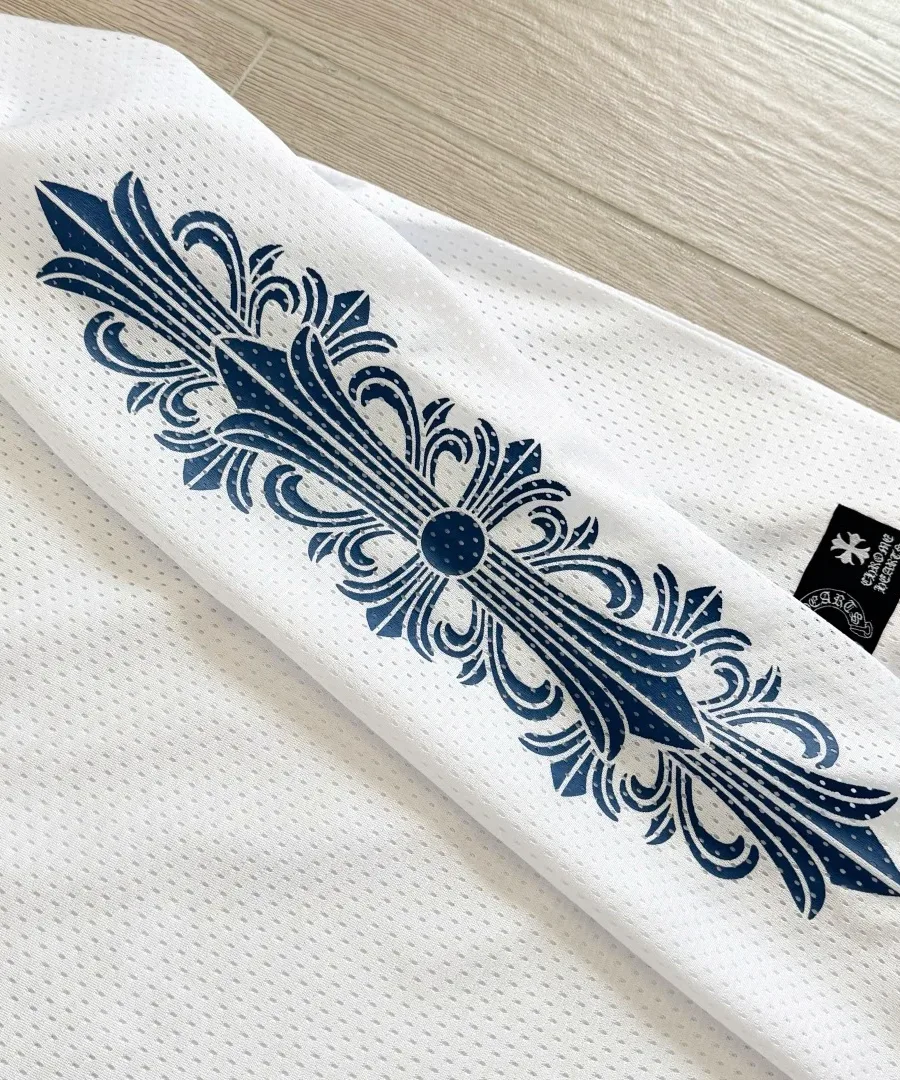 Синий принт на рукаве и черная нашивка с логотипом Chrome Hearts