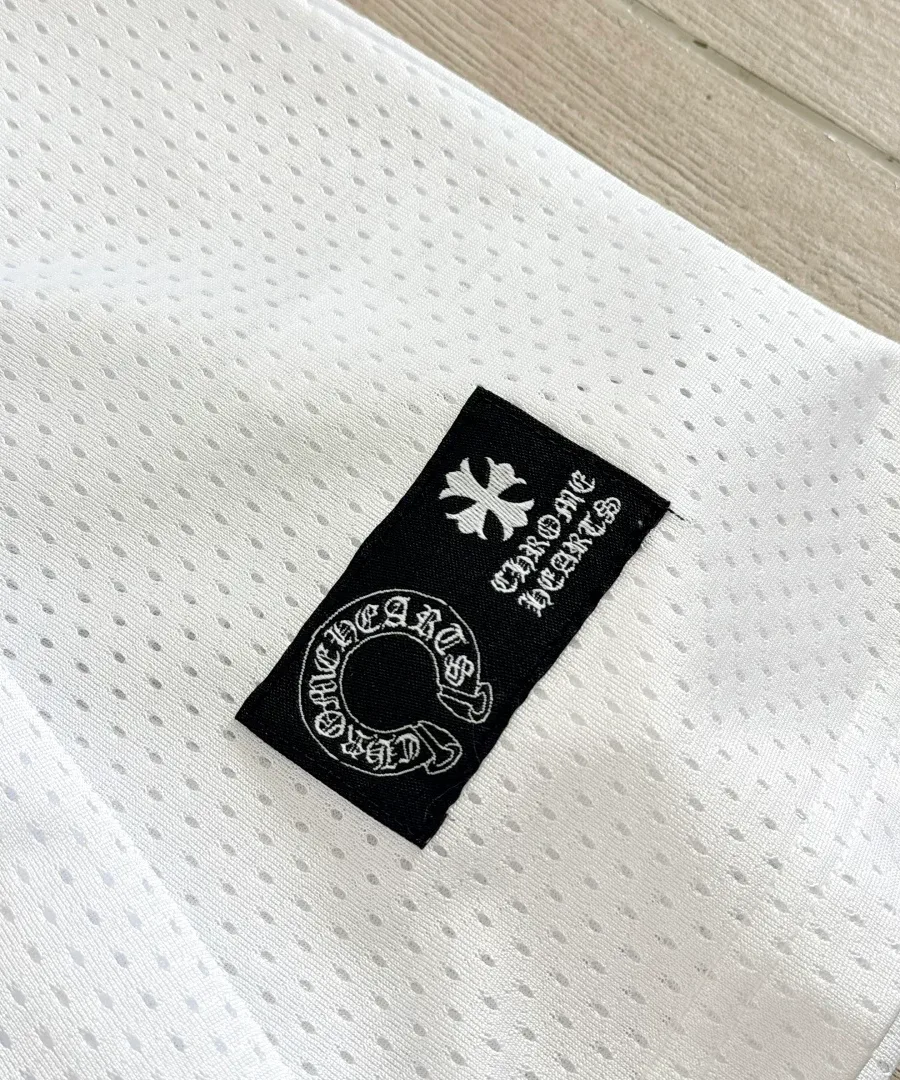 Черная нашивка с логотипом Chrome Hearts на белой сетчатой ткани