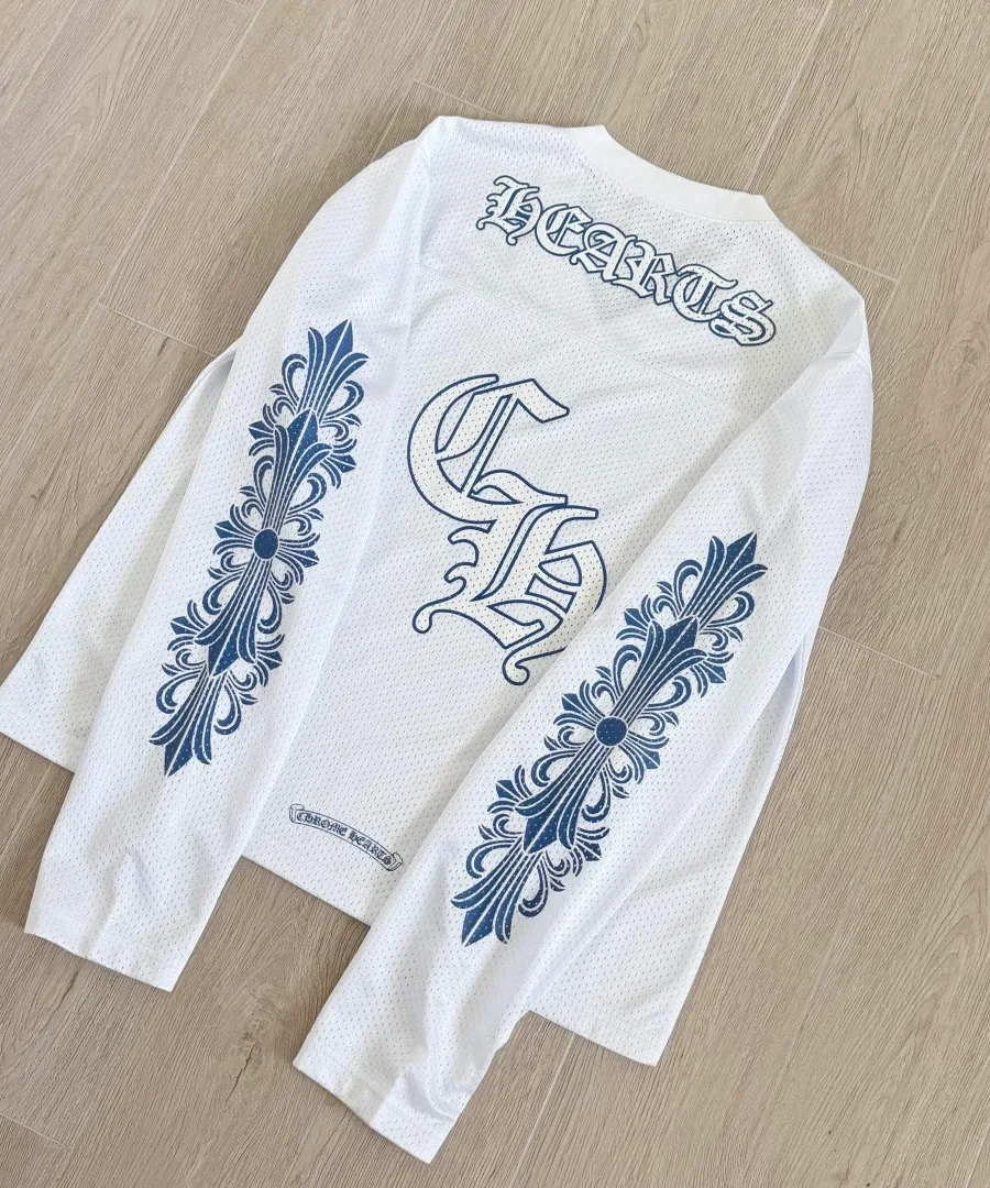 Белый сетчатый лонгслив Chrome Hearts с синими принтами сзади под углом