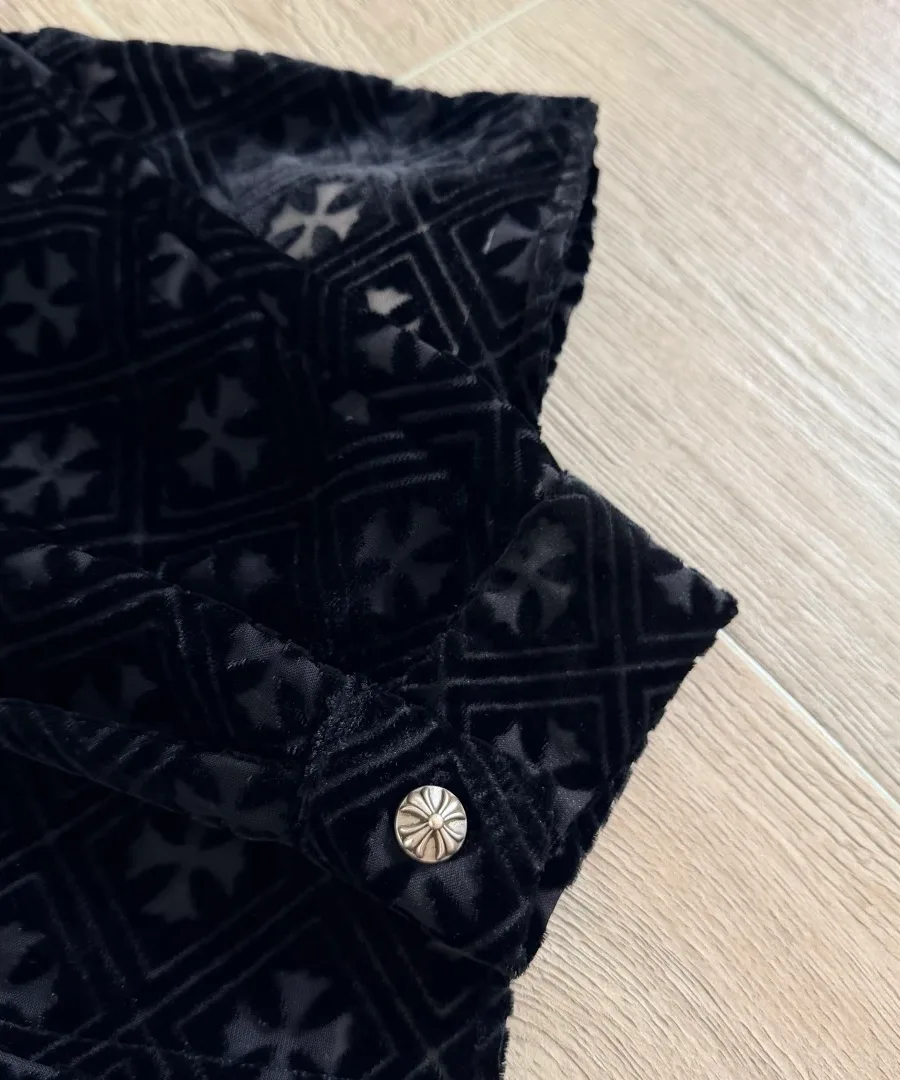 Манжета рукава черной рубашки Chrome Hearts с пуговицей