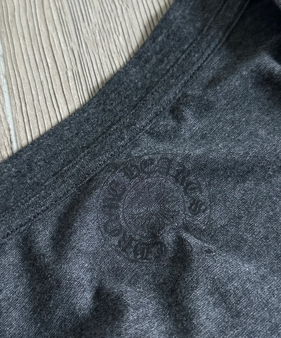 Внутренний принт с логотипом Chrome Hearts на горловине