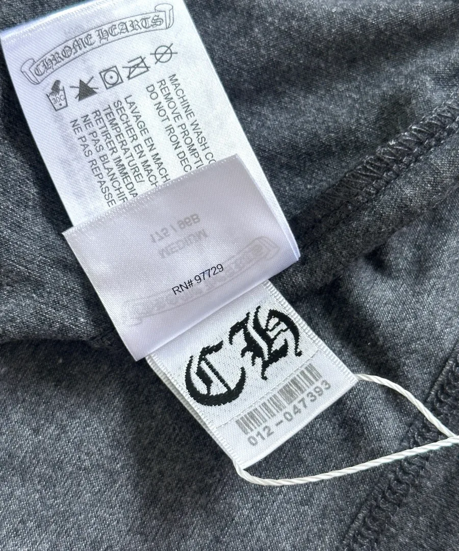Внутренние бирки серой футболки Chrome Hearts