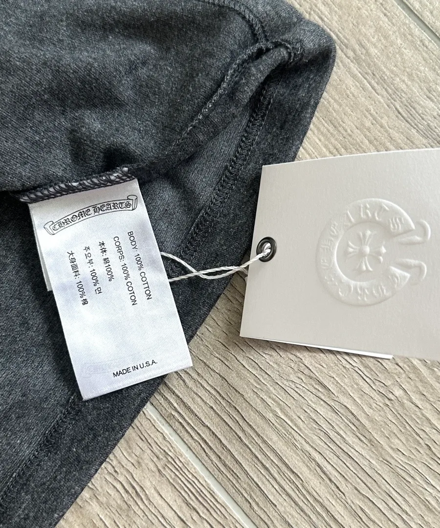 Тканевая бирка с указанием состава 100% хлопок на серой футболке Chrome Hearts
