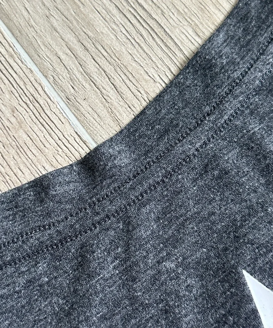 Деталь обработки горловины серой футболки Chrome Hearts