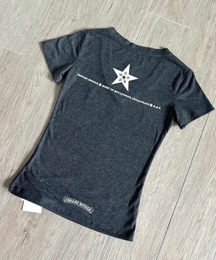 Серая женская футболка Chrome Hearts, вид со спины с принтом звезды