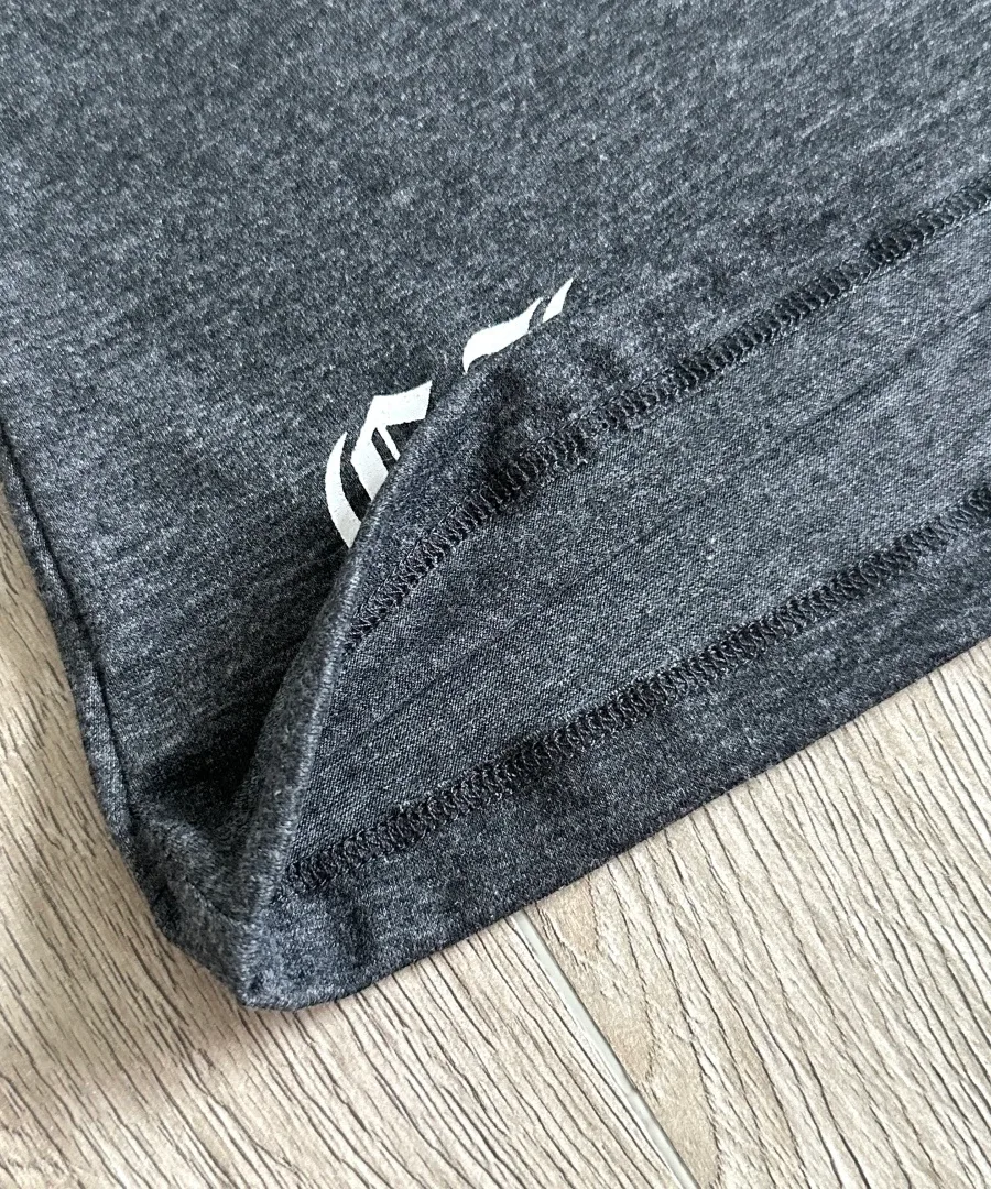 Крупный план швов и текстуры ткани серой футболки Chrome Hearts