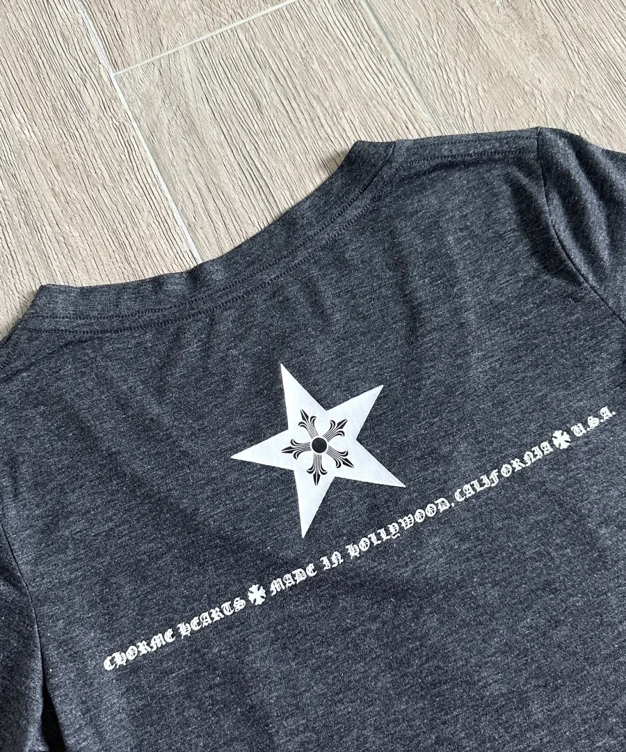 Деталь принта со звездой и надписью на спинке серой футболки Chrome Hearts