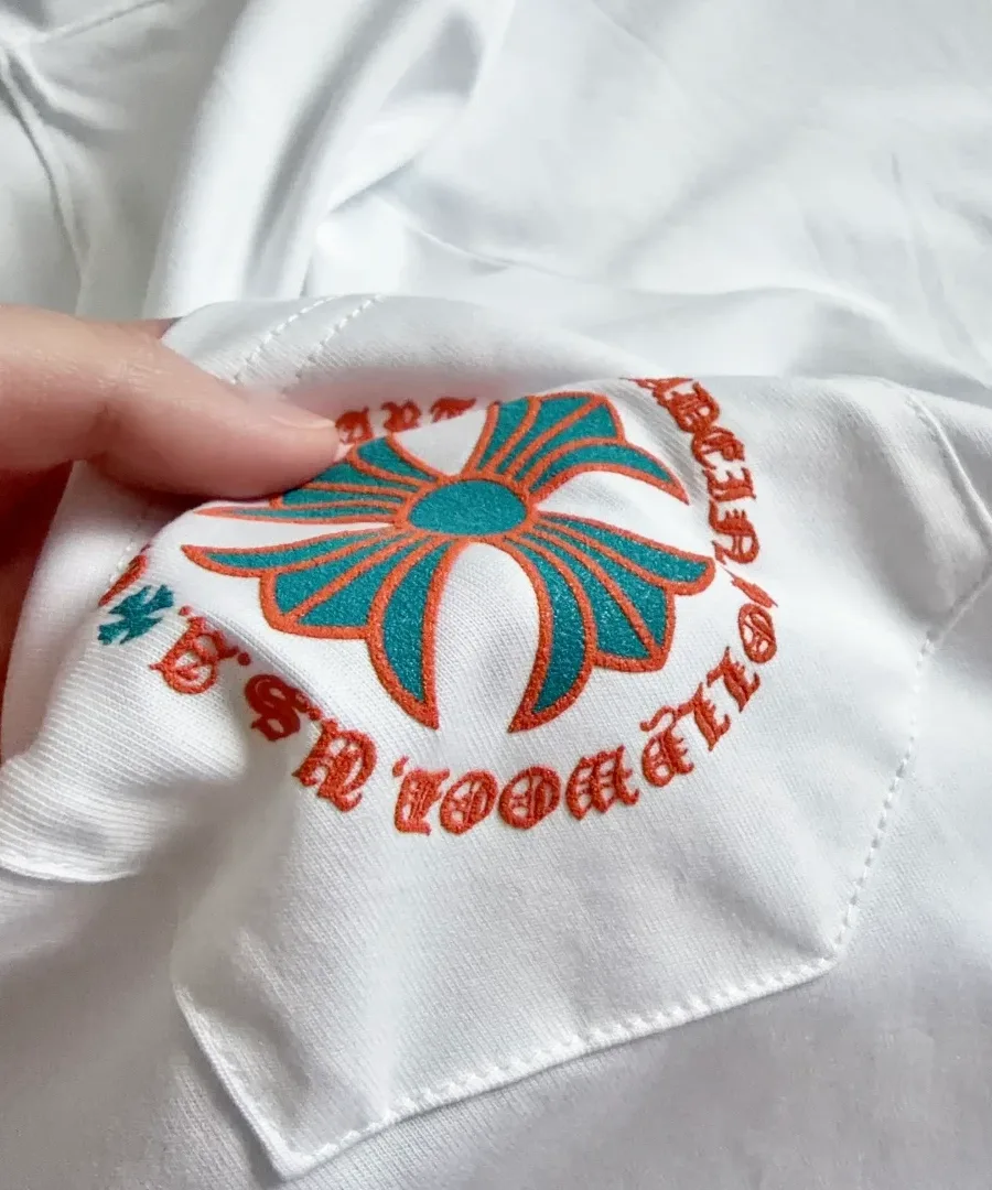Накладной карман с принтом на белой футболке Chrome Hearts
