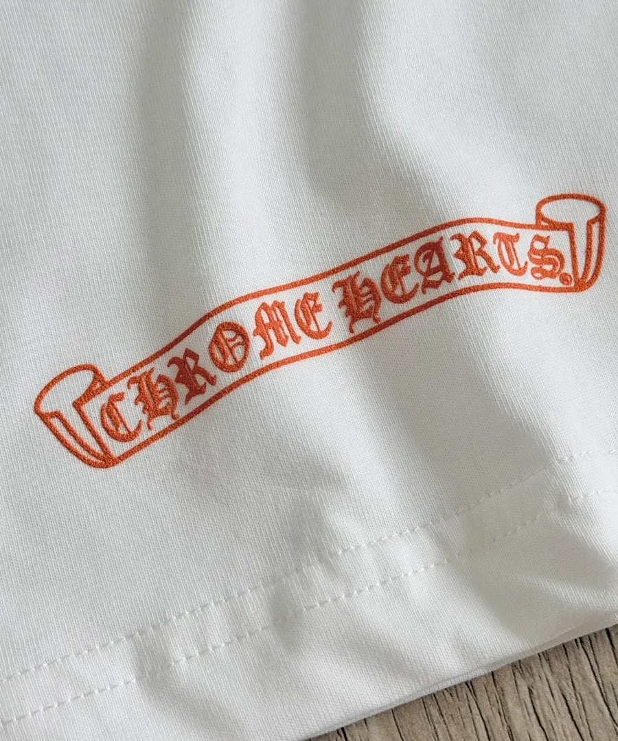 Принт с логотипом Chrome Hearts на нижнем крае белой футболки