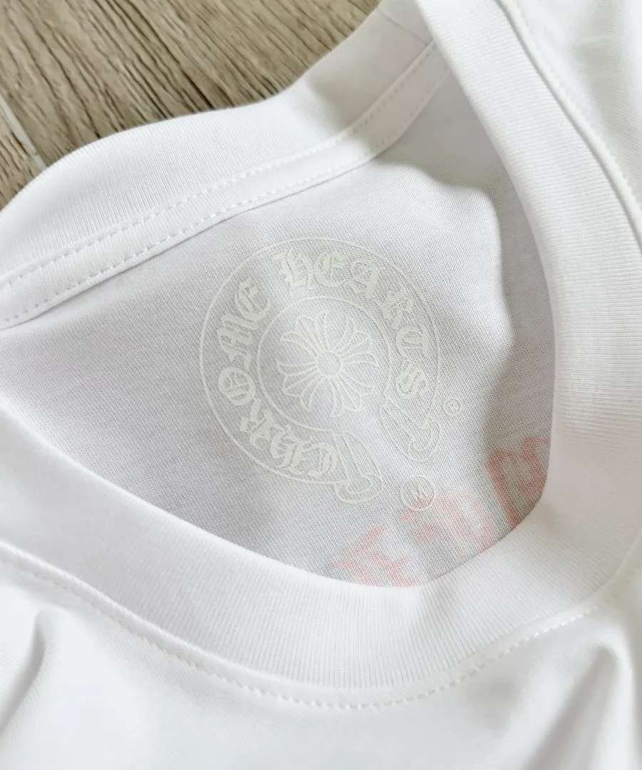 Внутренняя сторона горловины белой футболки Chrome Hearts