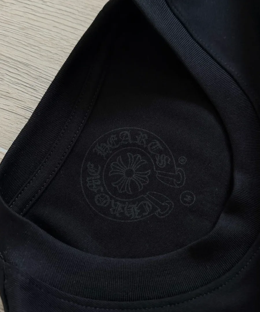 Внутренняя сторона горловины черной футболки Chrome Hearts