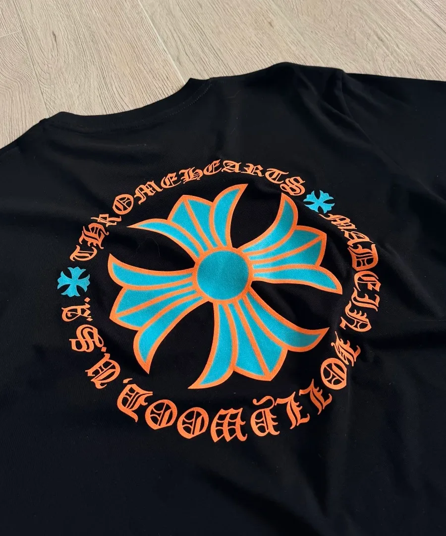 Деталь текстурного принта на черной футболке Chrome Hearts