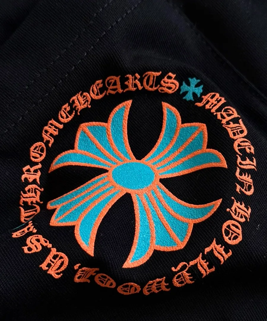 Круглый принт с крестом на спине черной футболки Chrome Hearts