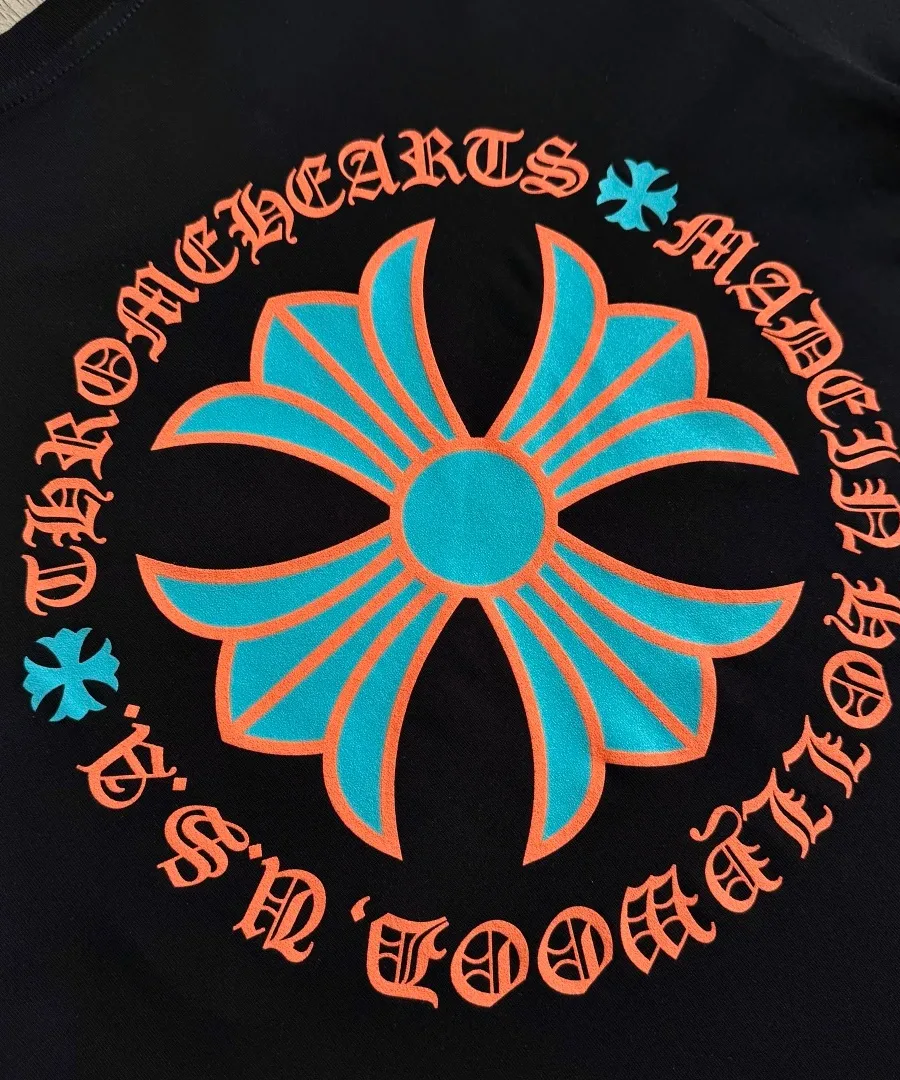 Текстура ручной печати на черной футболке Chrome Hearts